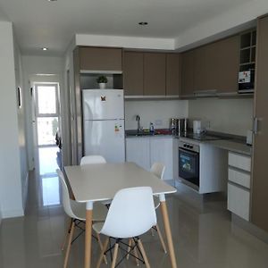 Hermoso DOS ambientes con espacioso balcón y vistas Zona La Perla